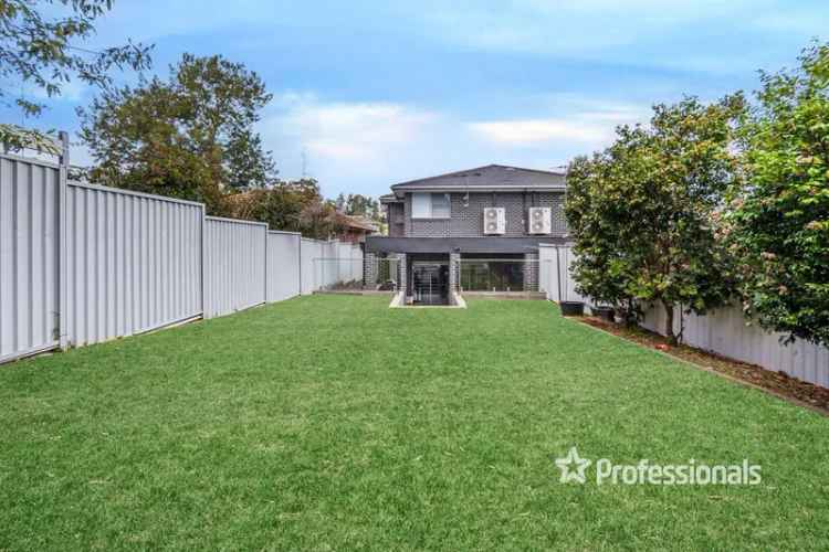 Spacious Four Bedroom Family Home in Dundas Valley