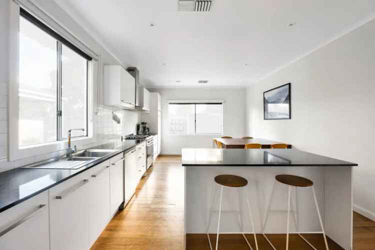 Altona Family Home 3 Bed 2 Bath - Modern Kitchen Landscaped Gardens