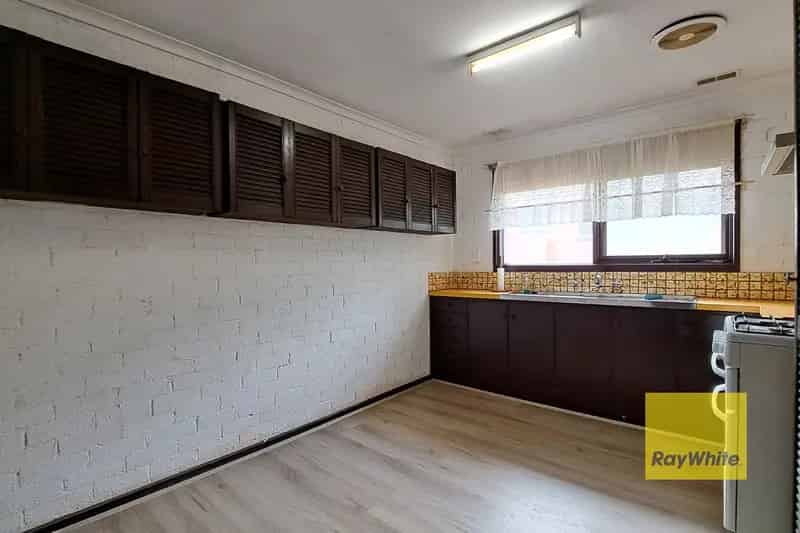 RENOVATED 2 BEDROOM APARTMENT  IN THE HEART OF DANDENONG!!!