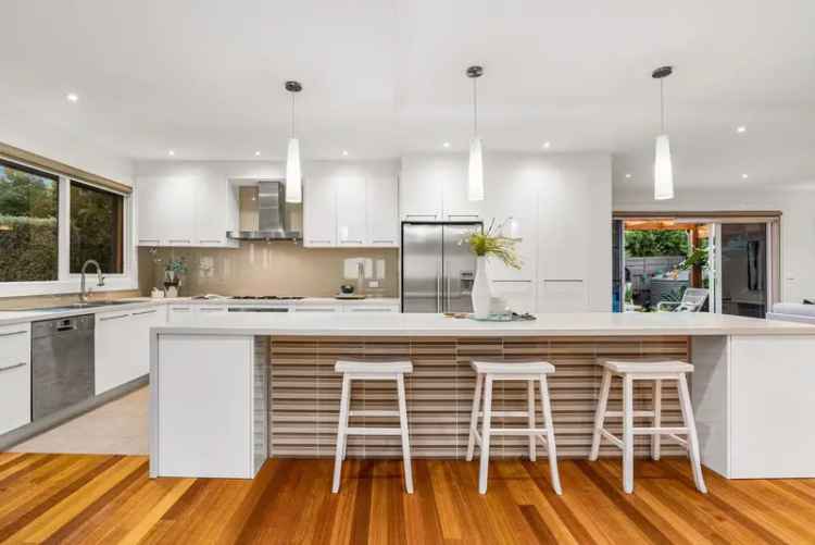 A Rare '2-in-1' Modern Family Gem in a Private Glen Waverley Court!