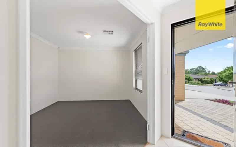 FLAWLESS & FABULOUS FAMILY HOME IN AN ULTRA-CONVENIENT LOCATION !!!