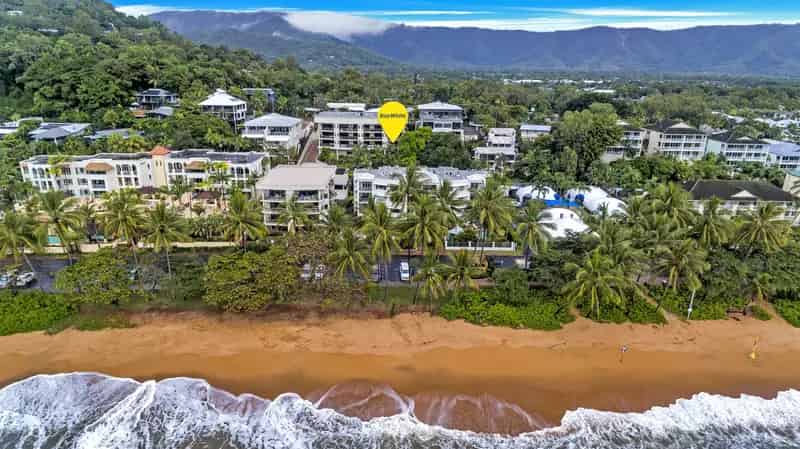 BEACHSIDE APARTMENT - ONLY MINUTES WALK TO CAIRNS FAVOURITE BEACH