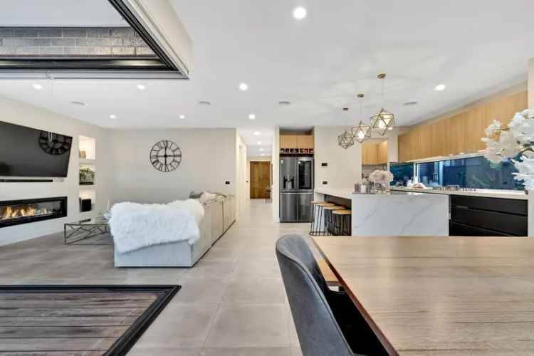 Luxury buy house in Greenvale with modern features and family space