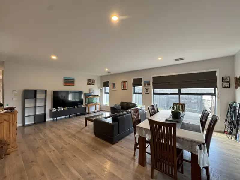 Modern Family Home in Quiet Cul-De-Sac