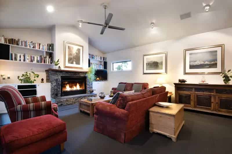 Buy House Pangbourne Featuring Expansive Home and Lush Gardens
