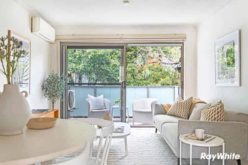 Tastefully updated 1 bedroom apartment, stroll to Top Ryde Shopping Centre