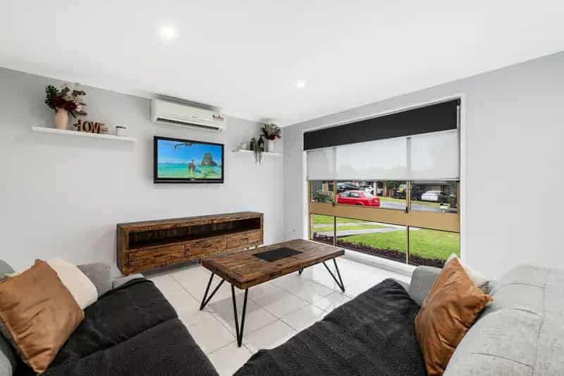 Real Estate For Lease - 49 Cochrane Street - Minto , NSW