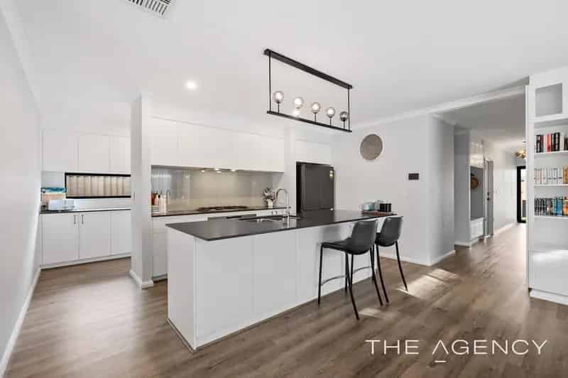 House For Sale - 6 Howitt Way, Mandogalup WA 6167