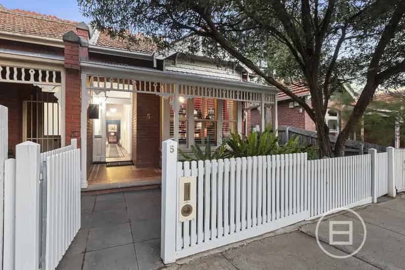 Rent Edwardian Four Bedroom House with Garden in Lifestyle Precinct
