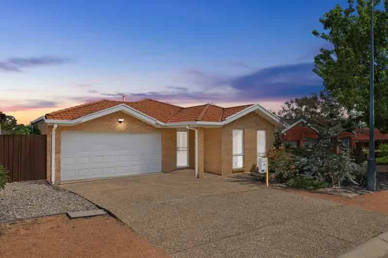 Lease Stunning Three Bedroom Home in Gungahlin with Entertainer's Backyard