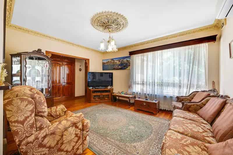 Traditional Family Home on Large 890m² Allotment