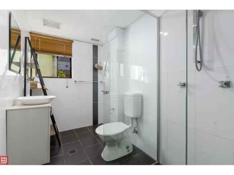 Wollongong CBD 2 Bed Unit Modern Renovated Kitchen Balcony 2 Cars