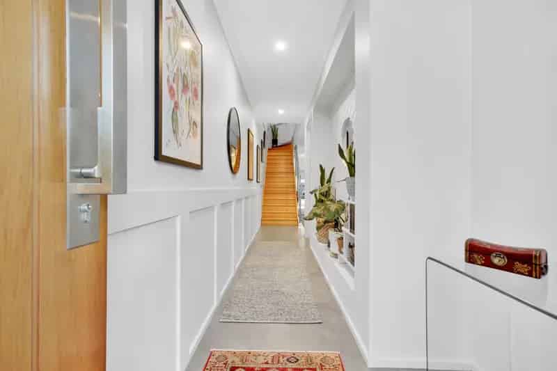 QUALITY EXECUTIVE RESIDENCE IN THE HIGHLY DESIRED SEA SIDE SUBURB OF HENLEY BEACH.