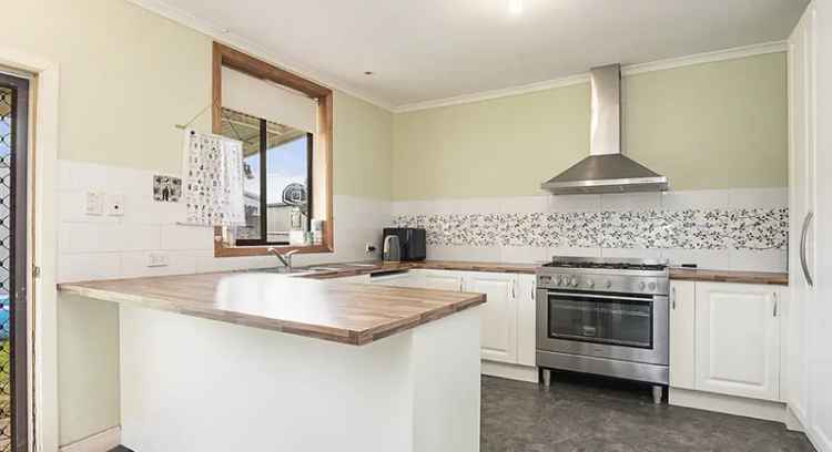 House For Sale in Hamilton, Victoria