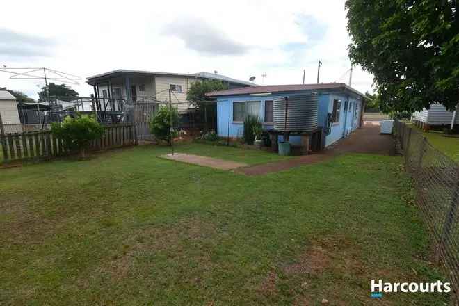 Spacious Childers Brick Home - Walk to Shops