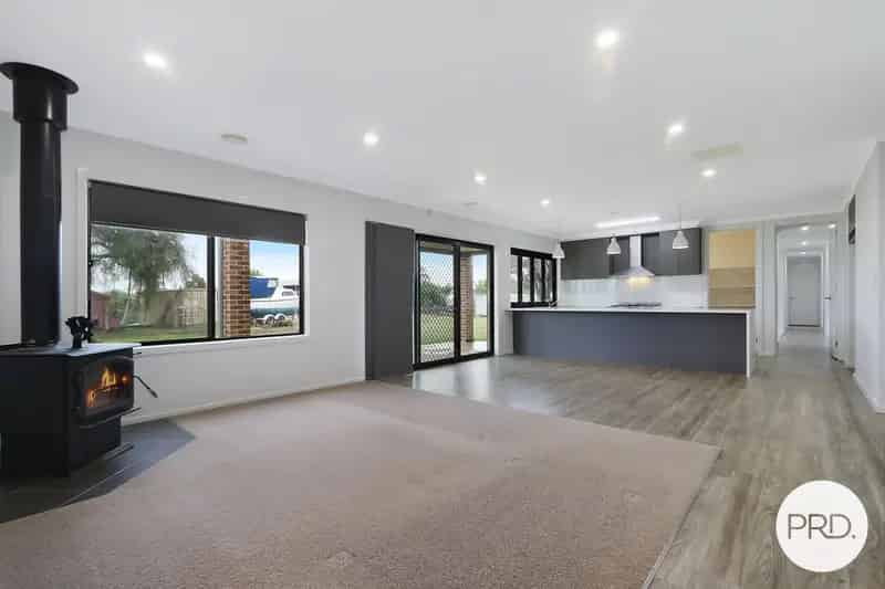 STUNNING FAMILY HOME ON ACRE BLOCK!