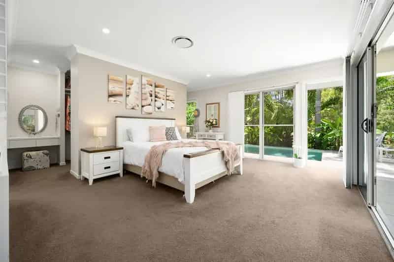 LUXURIOUS PROPERTY WITH PRIVATE POOL - 12 MONTH LEASE