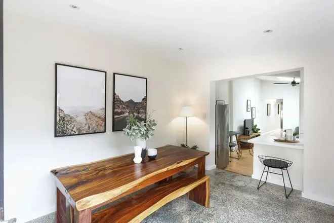 Stunning Newtown Terrace House Near King Street