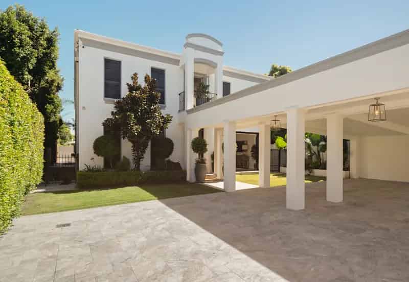 LUXURY AND GRANDEUR IN DRESS-CIRCLE SETTING