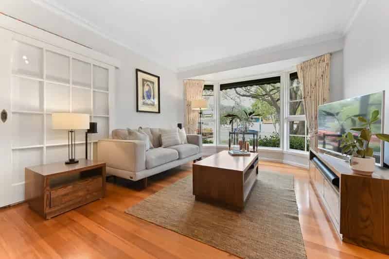 ENTERTAINING ELEGANCE IN PREMIUM SCHOOL CATCHMENTS