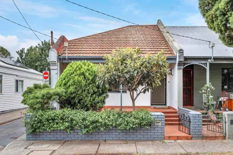 Northcote Semi-Detached Home near All Nations Park