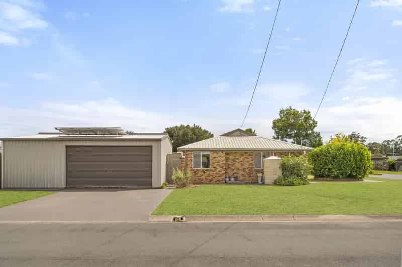Entertainer's Haven - Stunning 4-Bedroom Home with Pool & Shed