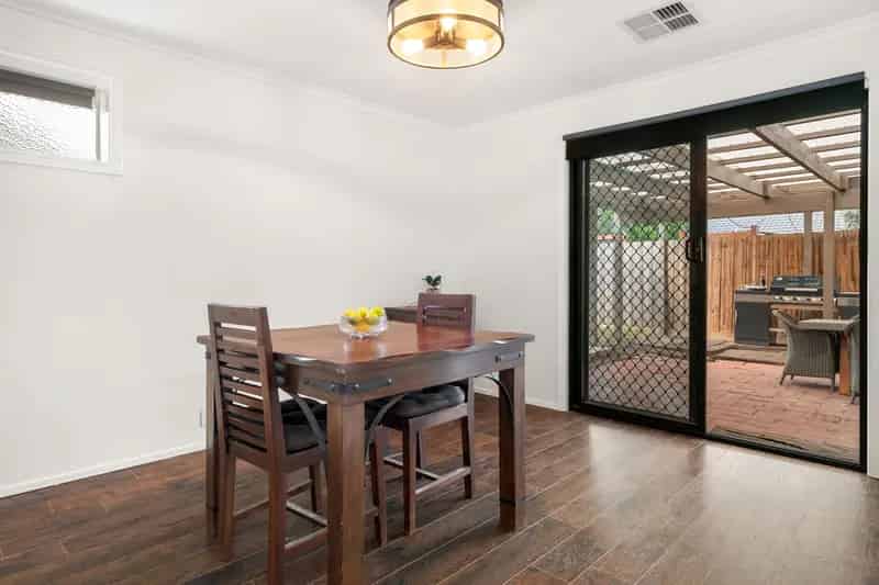 Lease beautiful renovated home with 3 bedrooms in Craigieburn