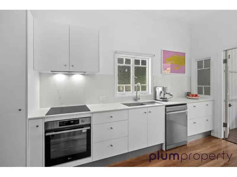 Stunning Renovated Queenslander Home With Pristine Modern Amenities!
