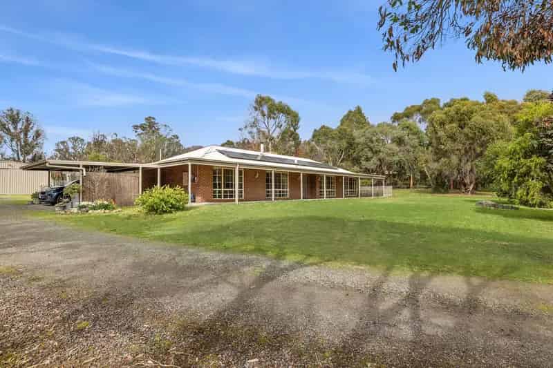 4 Bedroom Home with Grampians Backdrop!