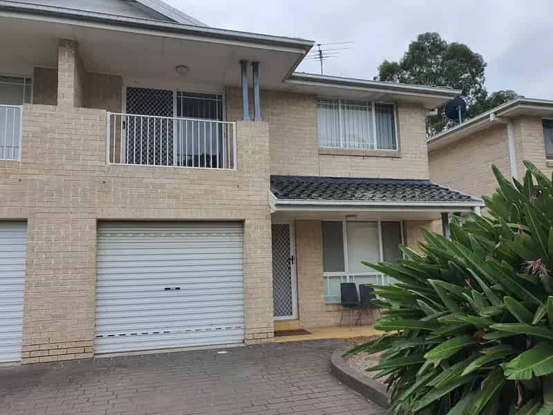 Lease Large Three Bedroom Townhouse in Macquarie Fields with Garage