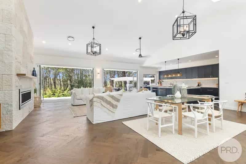 Stunning & Luxurious Brand New Home