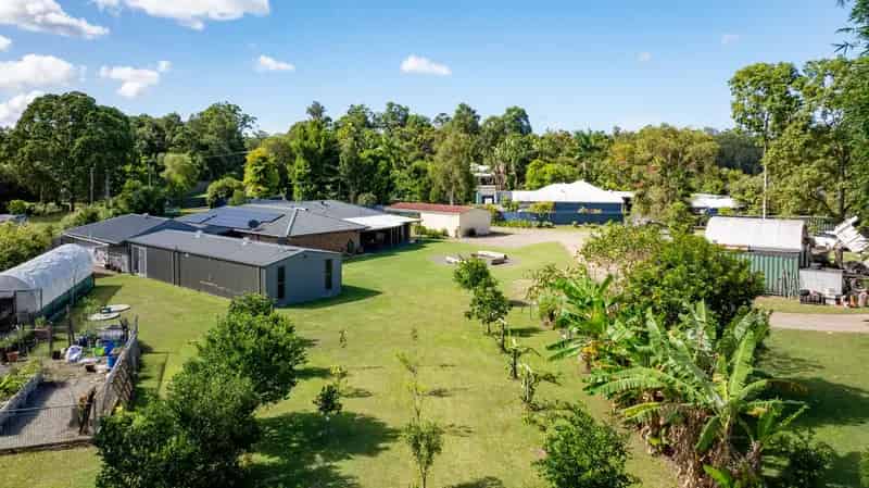 Dual Living, Home Business Potential & Spacious Modern Comfort