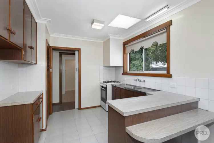 3 Bedroom Home Wendouree - Close to Schools Shops