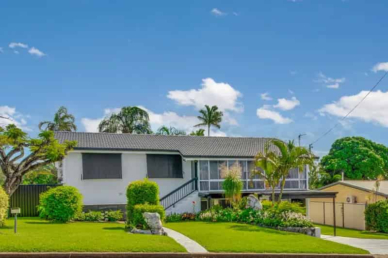 LARGE RENOVATED HOME… DUAL LIVING… PLUS SHED…!!
