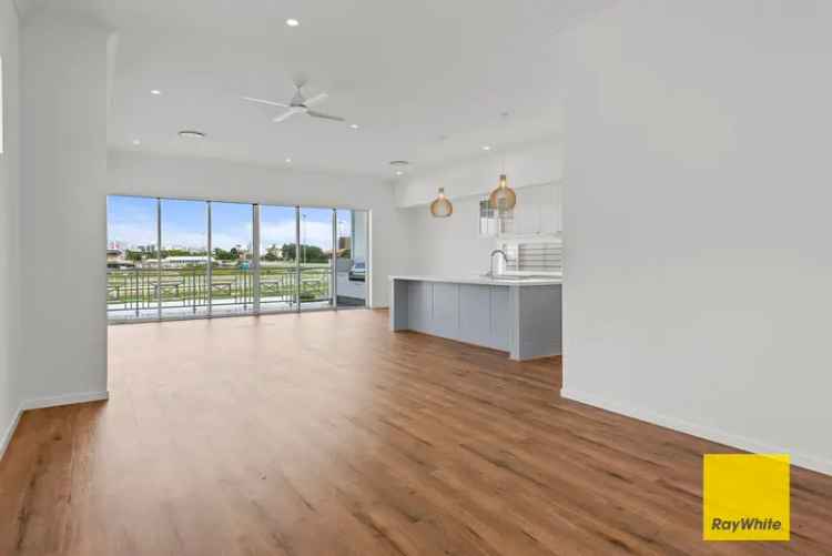 Stunning Home in Hendra - 29 Raceview Ave