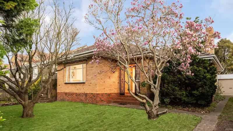 Timeless 1950's Charm In A Blue-chip Setting