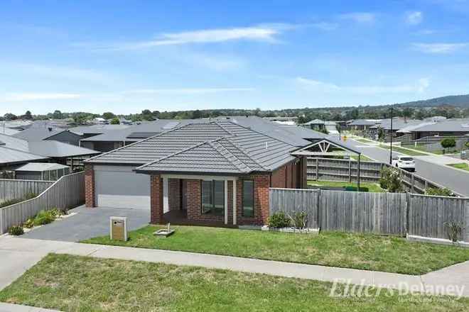 4 Year Old Metricon Home in Heritage Estate 3 Bed 2 Bath