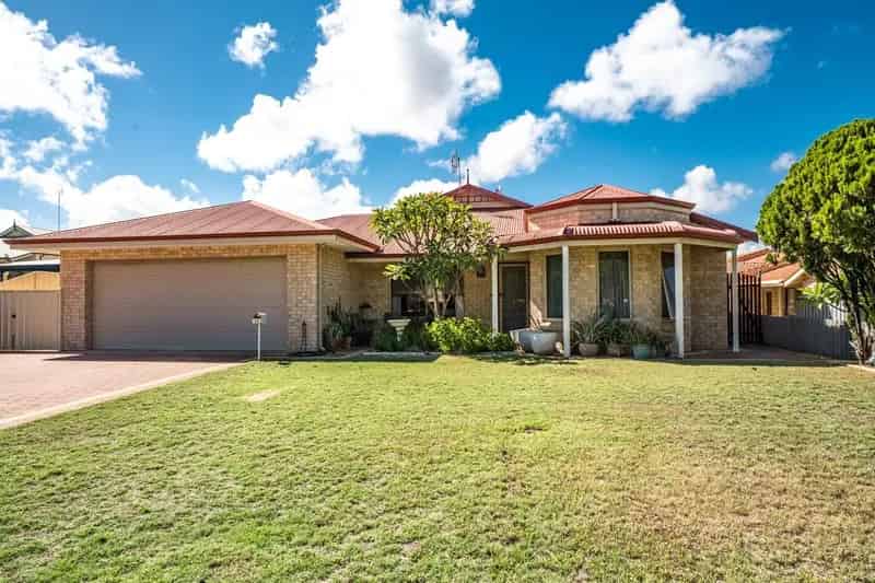 Spacious Family Living by the Coast - 15 Reeve Terrace, Port Denison