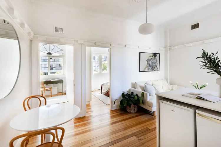 Parkside Art Deco Apartment with Sunroom Near Rushcutters Bay Park