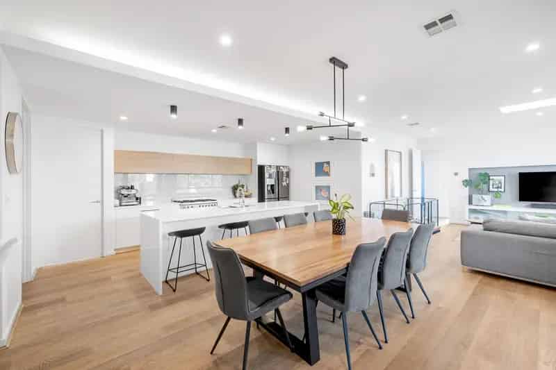 Lease prestigious house in Forde with modern features and spacious yard
