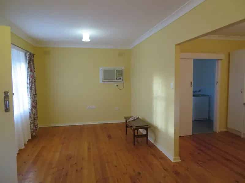 Lovely presented home, neat and tidy inside and out.