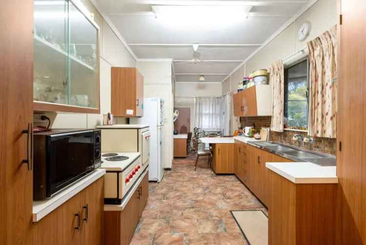 Family Home in Holland Park SS & Cavendish Rd SHS Catchments