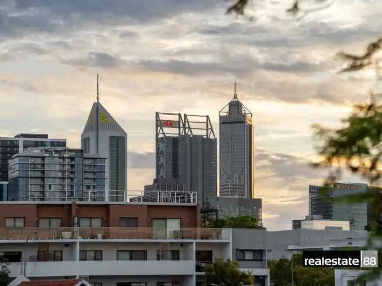 Perth City Tri Level Home 3 Bed Gourmet Kitchen City Views No Strata Fees