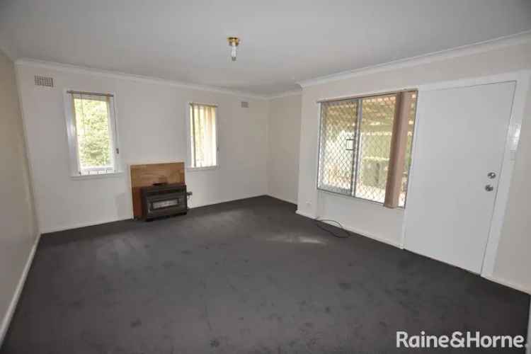 House For Rent in 11, Leura Road, Orange, New South Wales