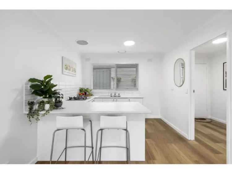 Beautifully Renovated One Bedroom Unit Near Pakington Street