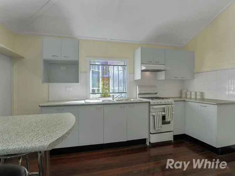 Red Hill Home: 2 Beds, Modern Comfort, Mountain Views