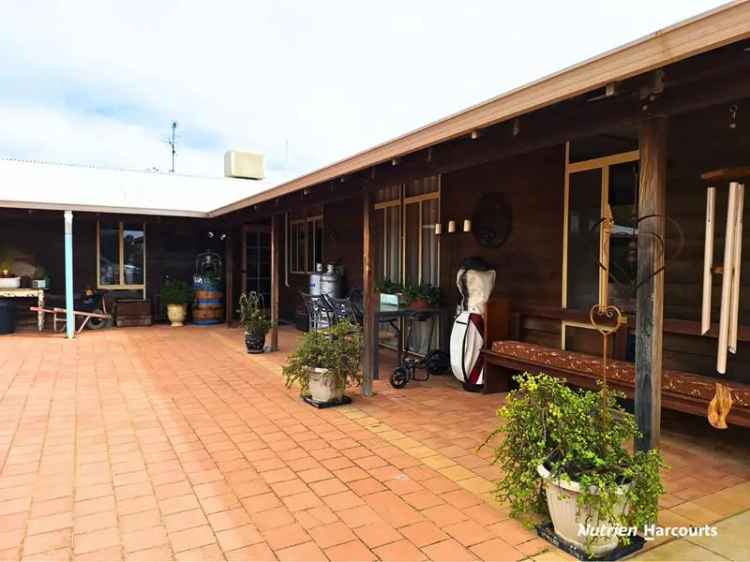 Large 6-Bedroom Farmhouse on 45 Acres near Merredin