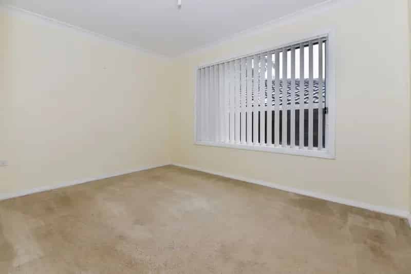Lease 2 Bedroom House North Gosford Open Plan Living