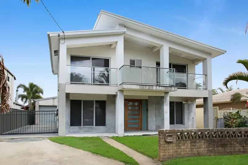Prime Location Property: Renovate or Detonate – Unlimited Potential Awaits!