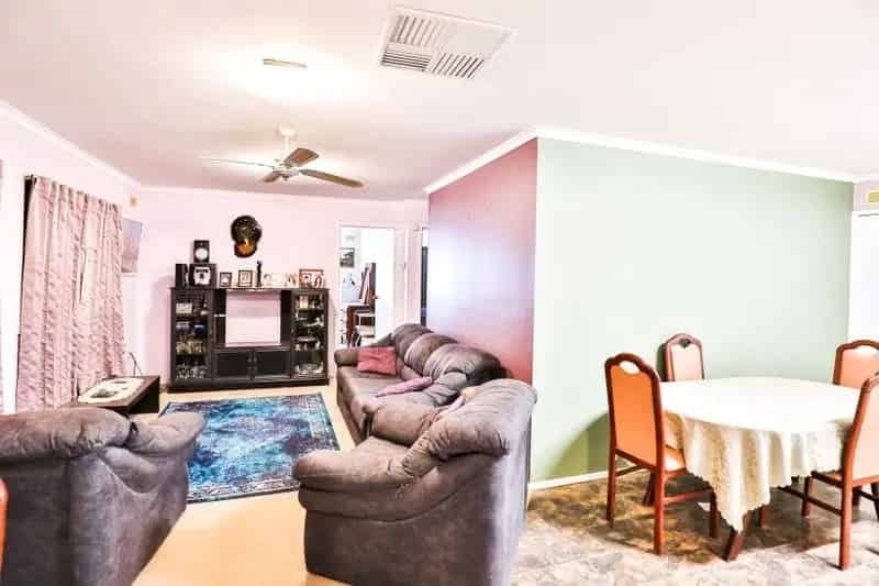 NEAT UNIT, GREAT LOCATION
